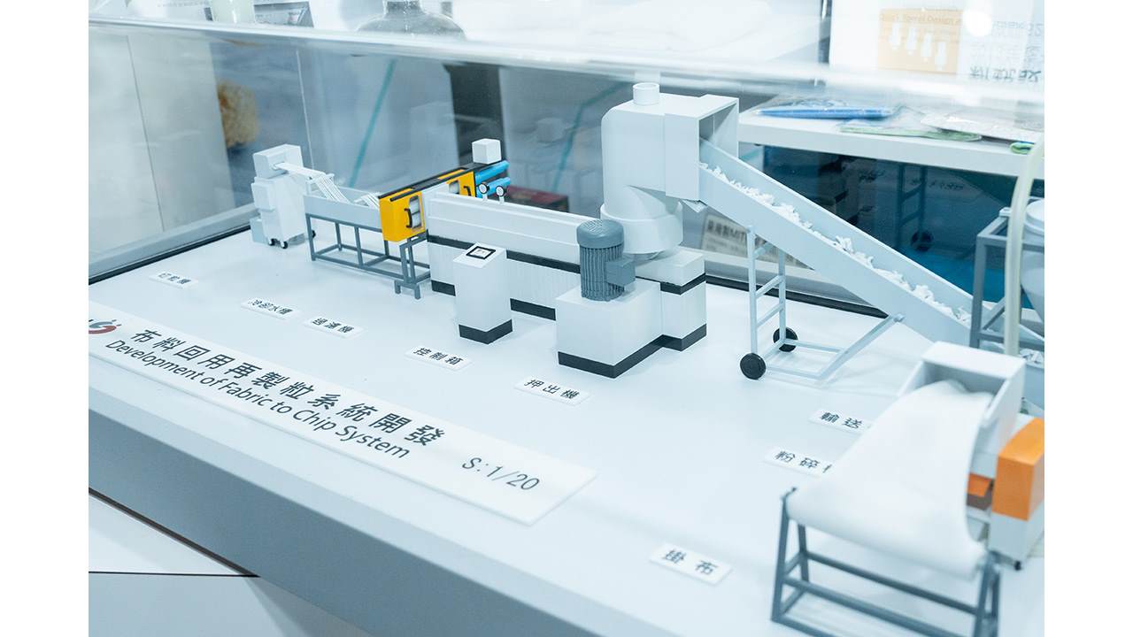 李若華強調,長期目標仍期待舊衣能資源化,回到紡織產業鏈再利用。圖為布料回用再製粒系統模型。(圖片來源:倡議家授權;江建泰攝影)